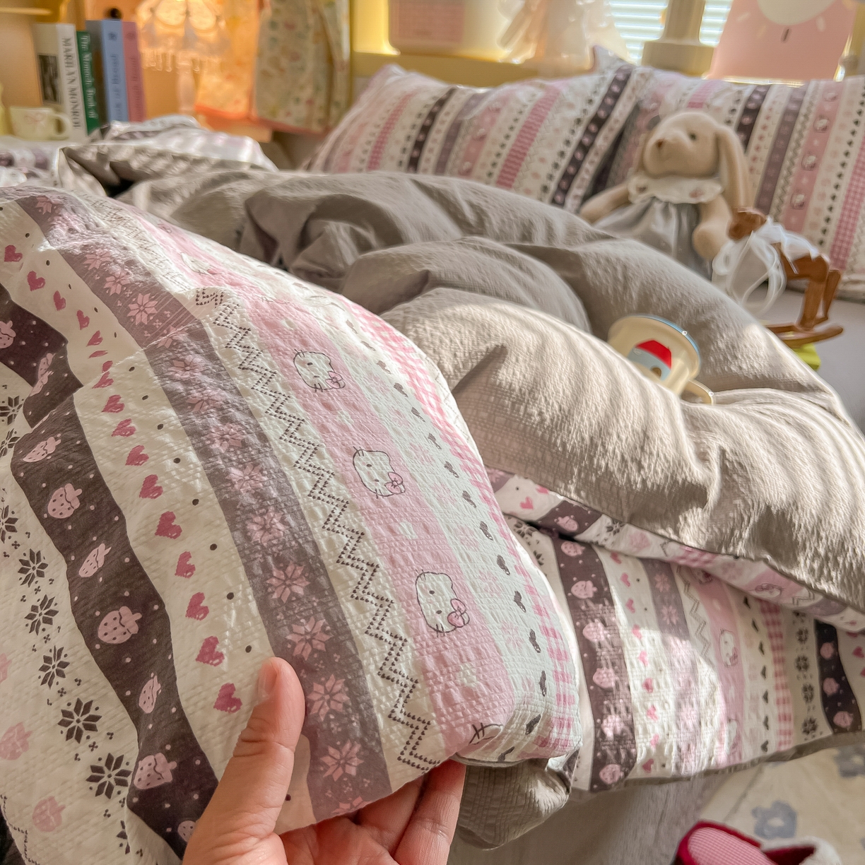 91家纺网 家纺一手货源 找家纺 韩巢家纺 2026新款泡芙纱四件套 猫咪集-粉