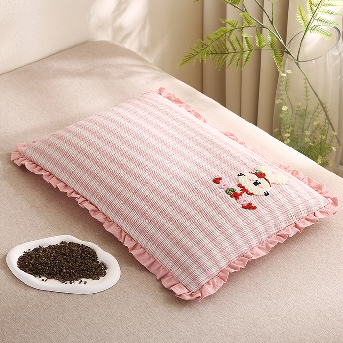 91家纺网 家纺一手货源 找家纺 蔻眠 全棉毛巾绣全荞麦枕头儿童学生花边款护颈枕芯 粉色兔