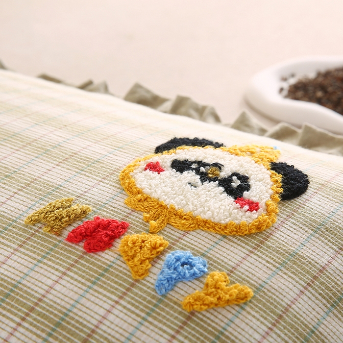 91家纺网 家纺一手货源 找家纺 蔻眠 全棉毛巾绣全荞麦枕头儿童学生花边款护颈枕芯 绿色熊