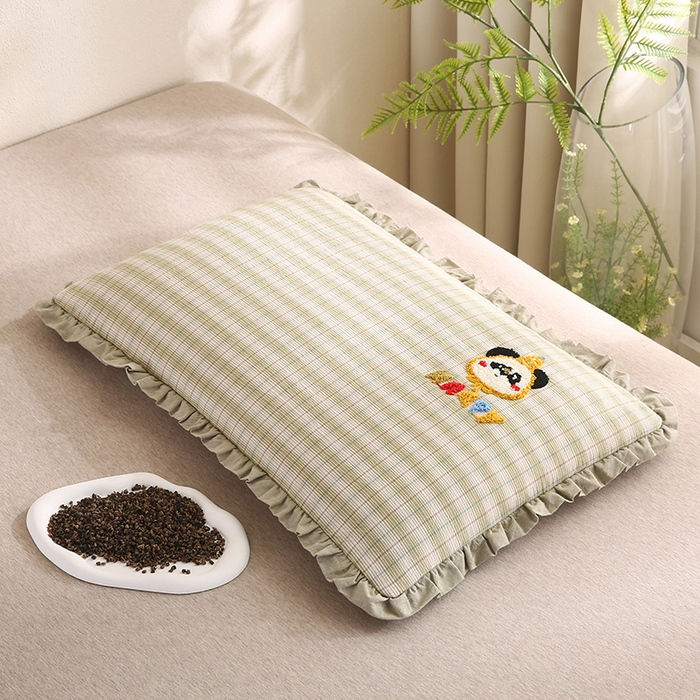 91家纺网 家纺一手货源 找家纺 蔻眠 全棉毛巾绣全荞麦枕头儿童学生花边款护颈枕芯 绿色熊