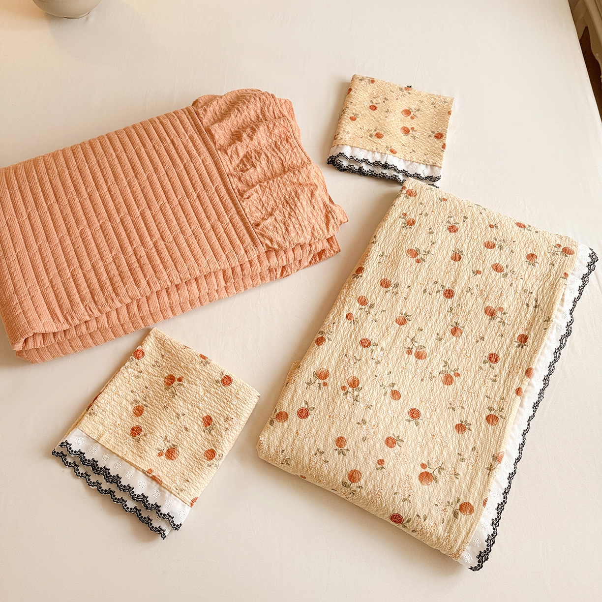 91家纺网 家纺一手货源 找家纺 富米莱（原臻工厂） 2026春夏新款云感泡芙棉复古法式花边床盖床裙被套夏凉被四件套一小红书推荐 复古花边-秋日果园