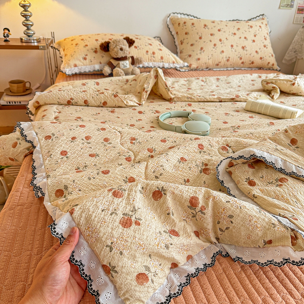 91家纺网 家纺一手货源 找家纺 富米莱（原臻工厂） 2026春夏新款云感泡芙棉复古法式花边床盖床裙被套夏凉被四件套一小红书推荐 复古花边-秋日果园