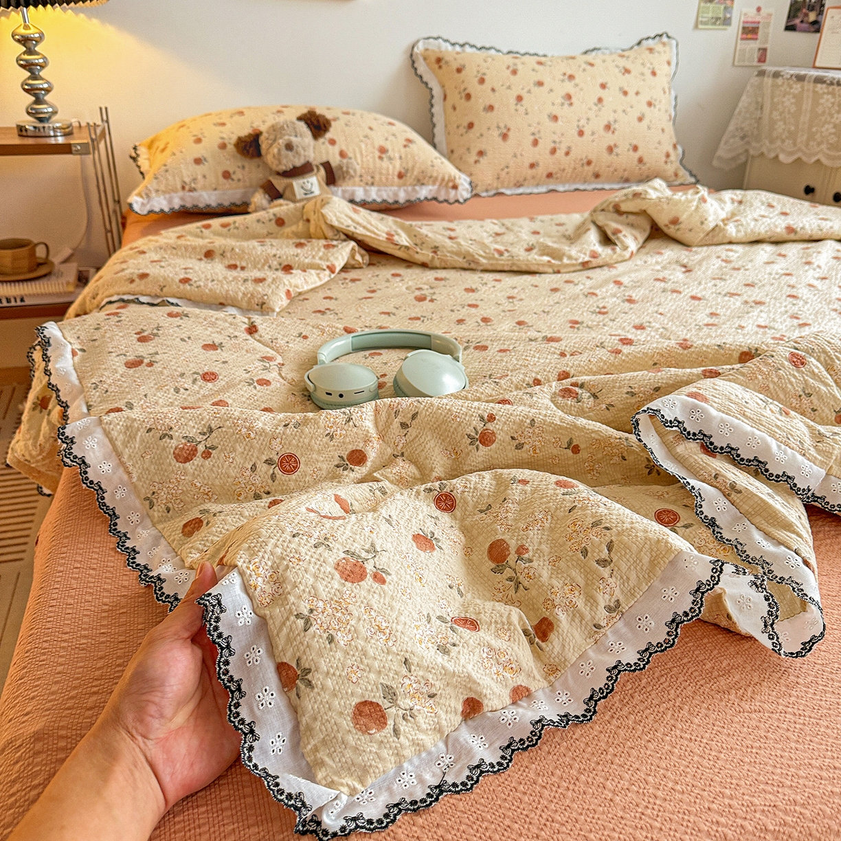 91家纺网 家纺一手货源 找家纺 富米莱（原臻工厂） 2026春夏新款云感泡芙棉复古法式花边床盖床裙被套夏凉被四件套一小红书推荐 复古花边-秋日果园