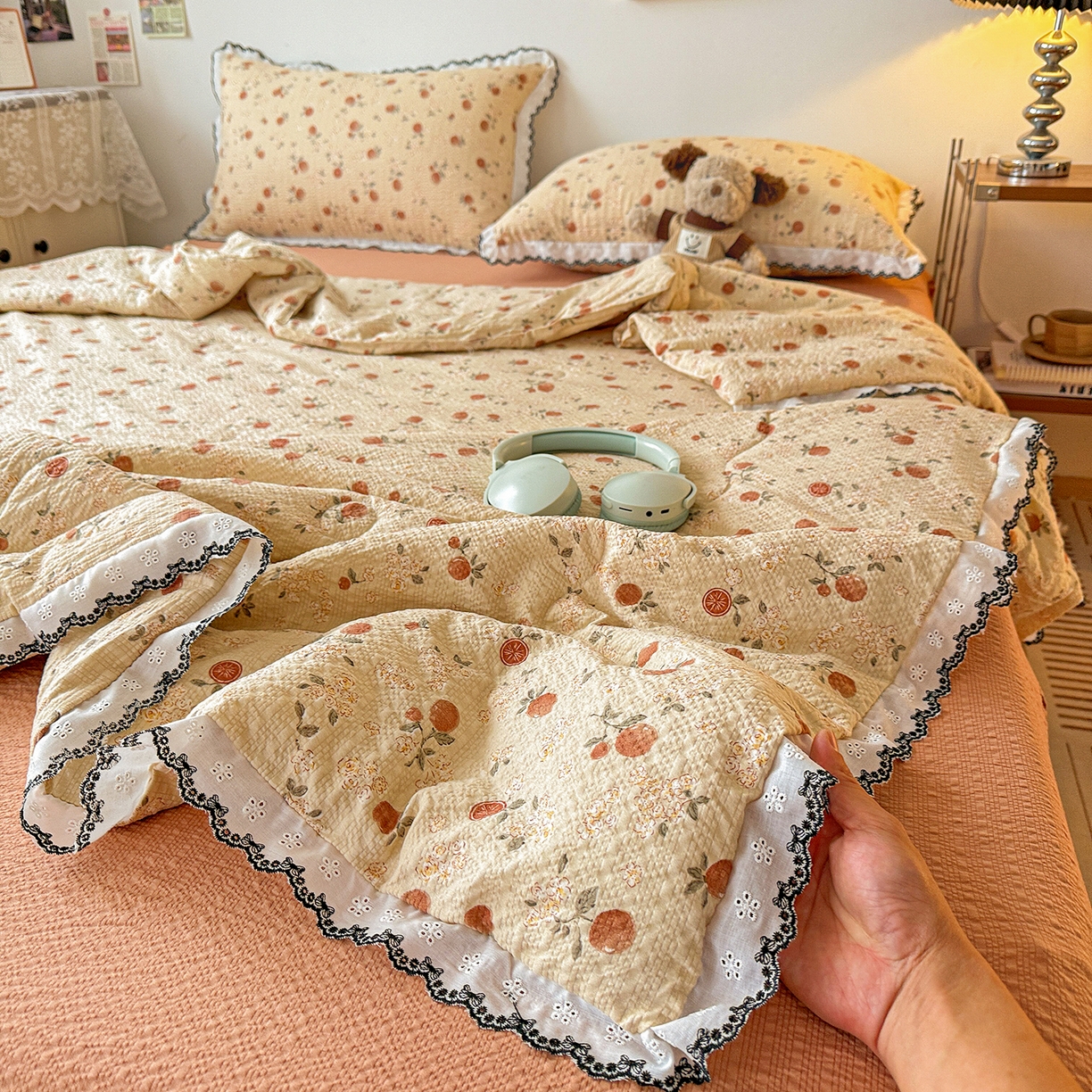 91家纺网 家纺一手货源 找家纺 富米莱（原臻工厂） 2026春夏新款云感泡芙棉复古法式花边床盖床裙被套夏凉被四件套一小红书推荐 复古花边-秋日果园