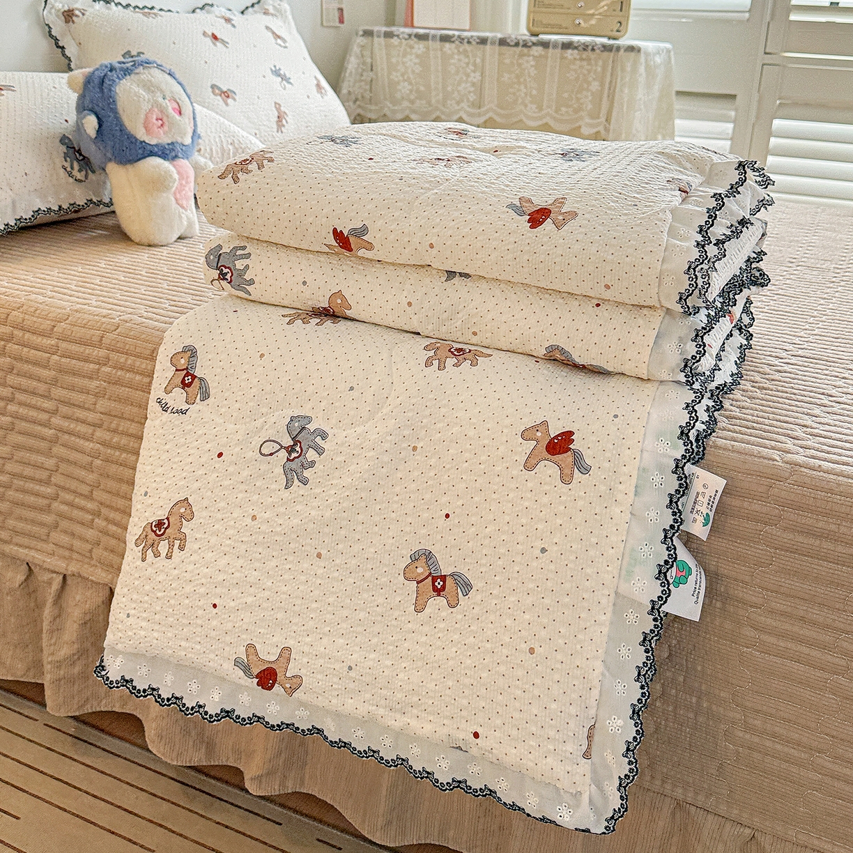 91家纺网 家纺一手货源 找家纺 富米莱（原臻工厂） 2026春夏新款云感泡芙棉复古法式花边床盖床裙被套夏凉被四件套一小红书推荐 复古花边-童趣木马