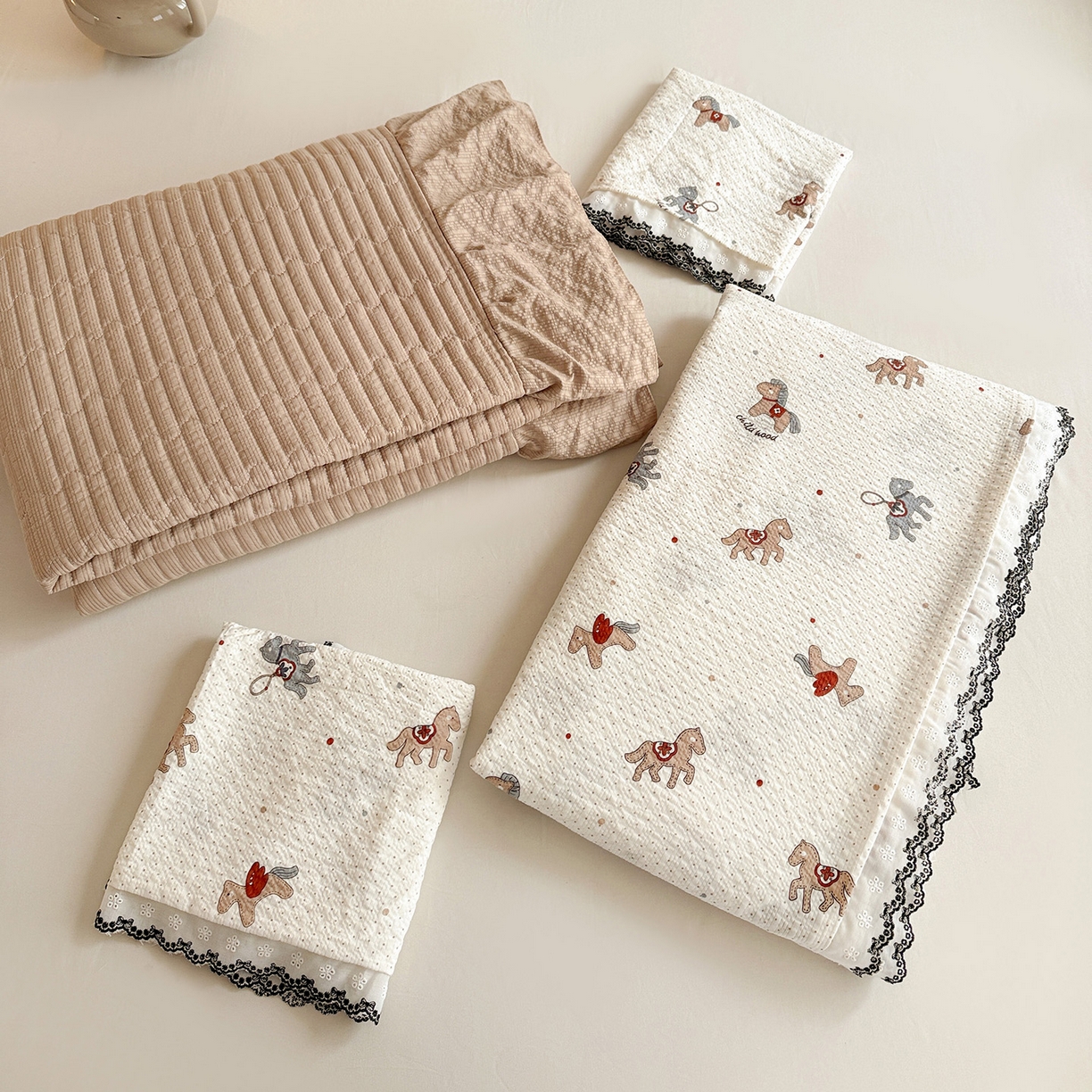 91家纺网 家纺一手货源 找家纺 富米莱（原臻工厂） 2026春夏新款云感泡芙棉复古法式花边床盖床裙被套夏凉被四件套一小红书推荐 复古花边-童趣木马