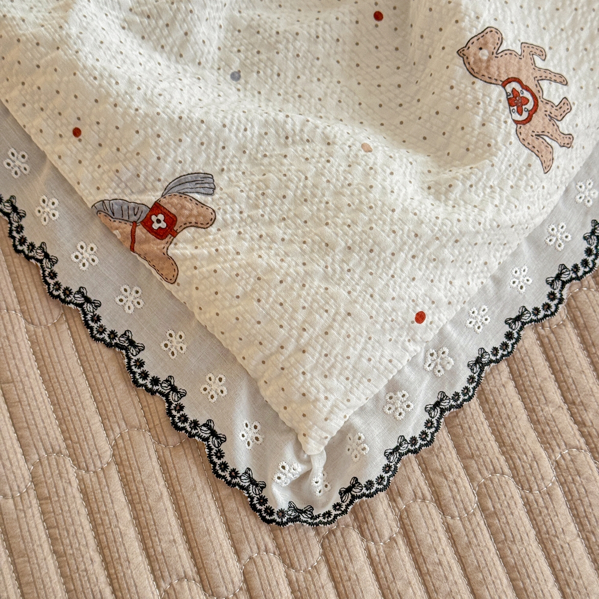 91家纺网 家纺一手货源 找家纺 富米莱（原臻工厂） 2026春夏新款云感泡芙棉复古法式花边床盖床裙被套夏凉被四件套一小红书推荐 复古花边-童趣木马