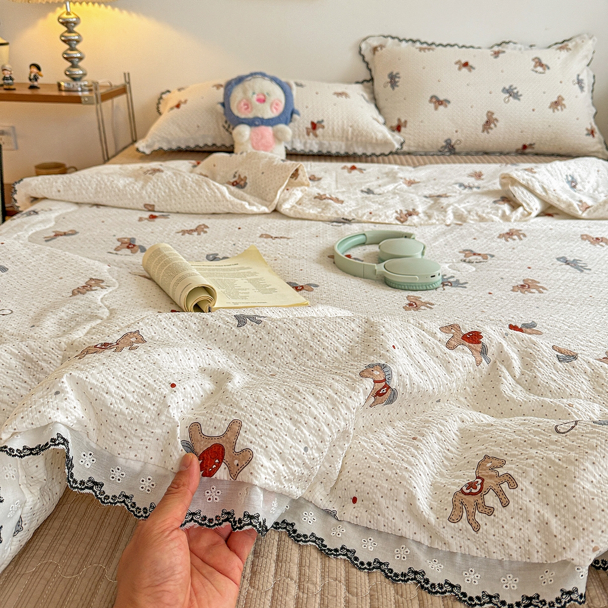 91家纺网 家纺一手货源 找家纺 富米莱（原臻工厂） 2026春夏新款云感泡芙棉复古法式花边床盖床裙被套夏凉被四件套一小红书推荐 复古花边-童趣木马