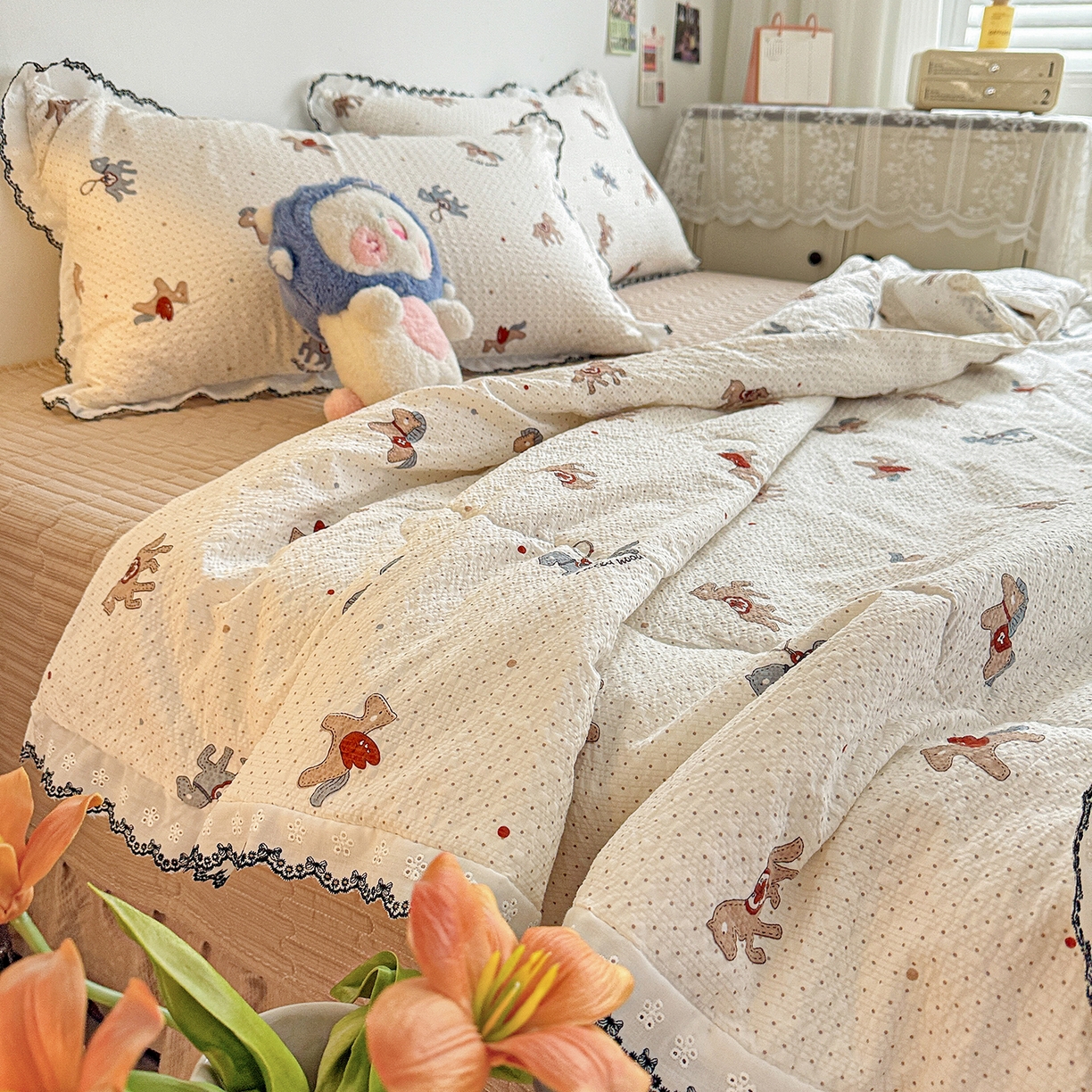 91家纺网 家纺一手货源 找家纺 富米莱（原臻工厂） 2026春夏新款云感泡芙棉复古法式花边床盖床裙被套夏凉被四件套一小红书推荐 复古花边-童趣木马