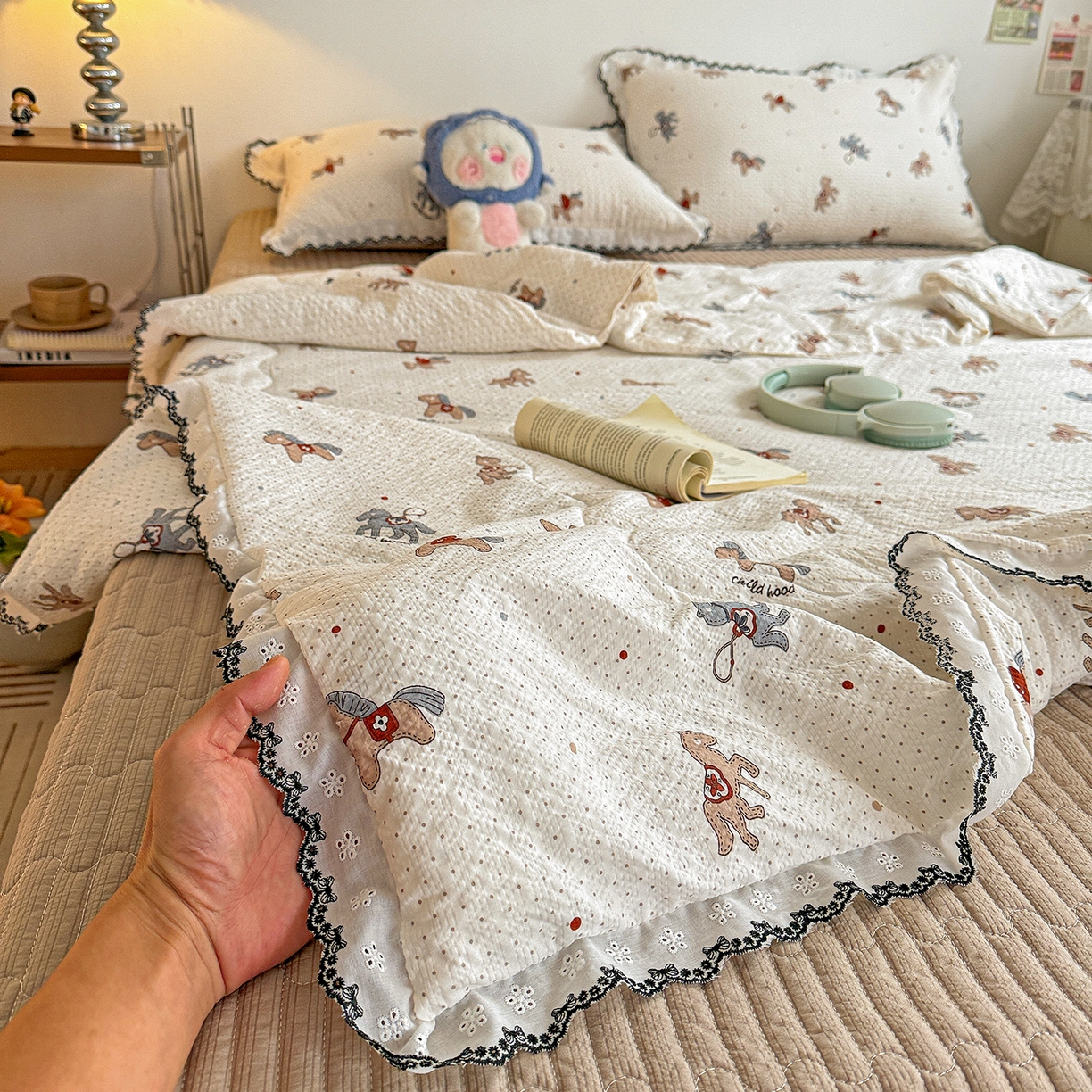 91家纺网 家纺一手货源 找家纺 富米莱（原臻工厂） 2026春夏新款云感泡芙棉复古法式花边床盖床裙被套夏凉被四件套一小红书推荐 复古花边-童趣木马