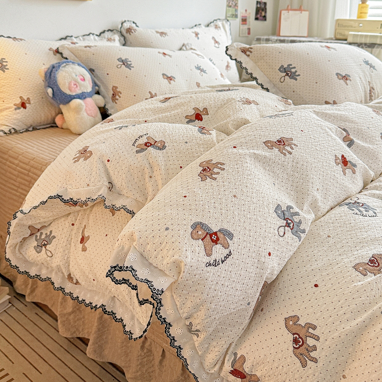 91家纺网 家纺一手货源 找家纺 富米莱（原臻工厂） 2026春夏新款云感泡芙棉复古法式花边床盖床裙被套夏凉被四件套一小红书推荐 复古花边-童趣木马