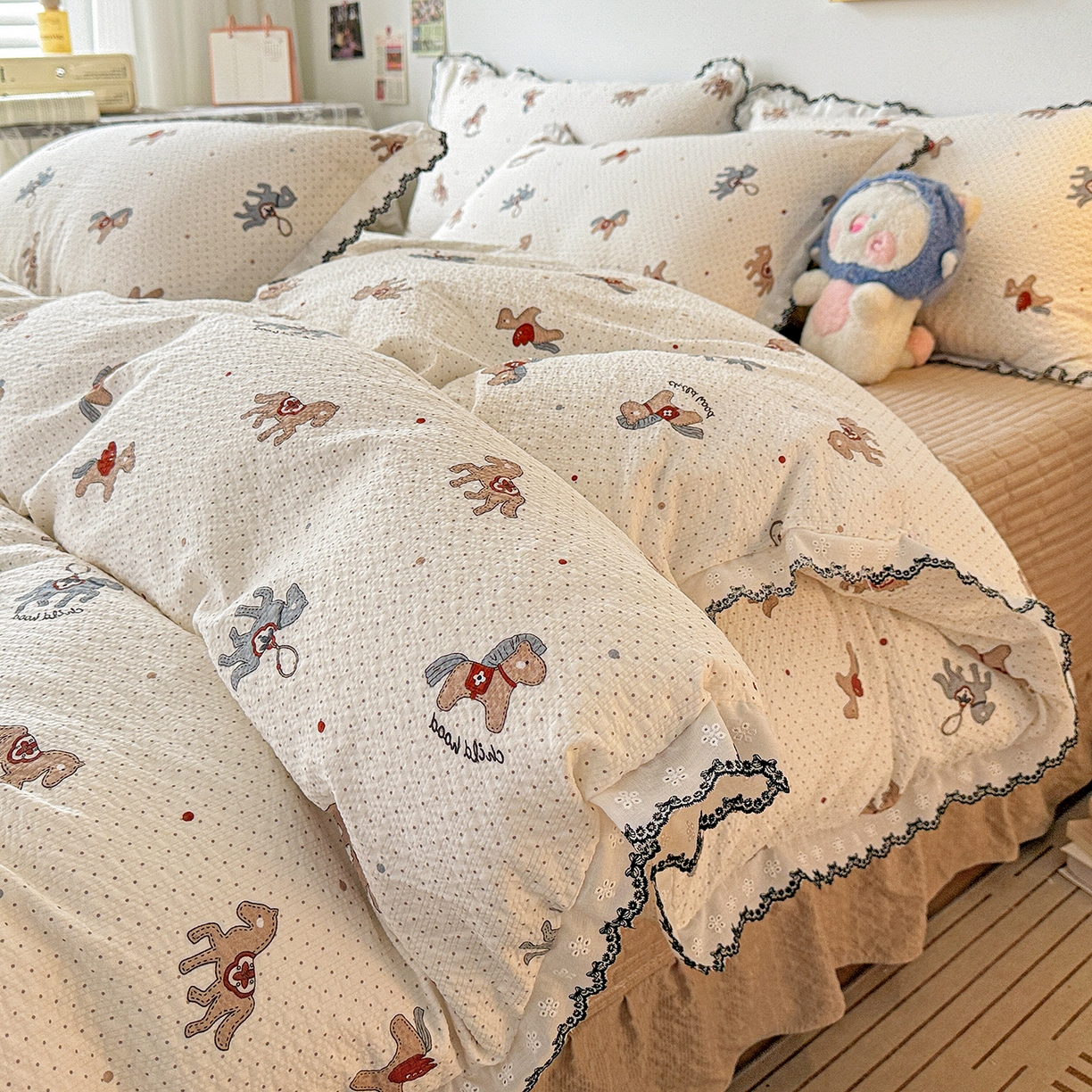 91家纺网 家纺一手货源 找家纺 富米莱（原臻工厂） 2026春夏新款云感泡芙棉复古法式花边床盖床裙被套夏凉被四件套一小红书推荐 复古花边-童趣木马