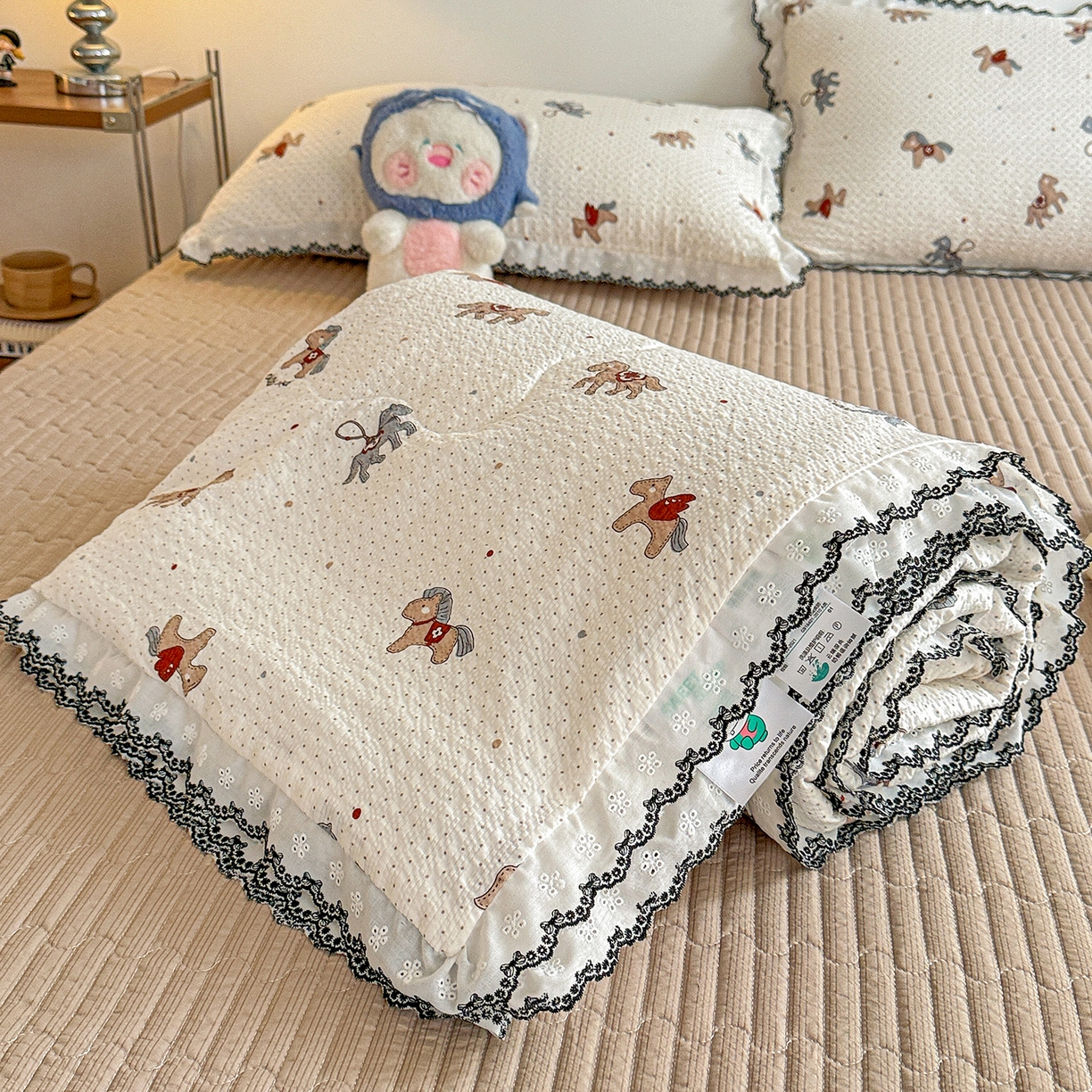 91家纺网 家纺一手货源 找家纺 富米莱（原臻工厂） 2026春夏新款云感泡芙棉复古法式花边床盖床裙被套夏凉被四件套一小红书推荐 复古花边-童趣木马