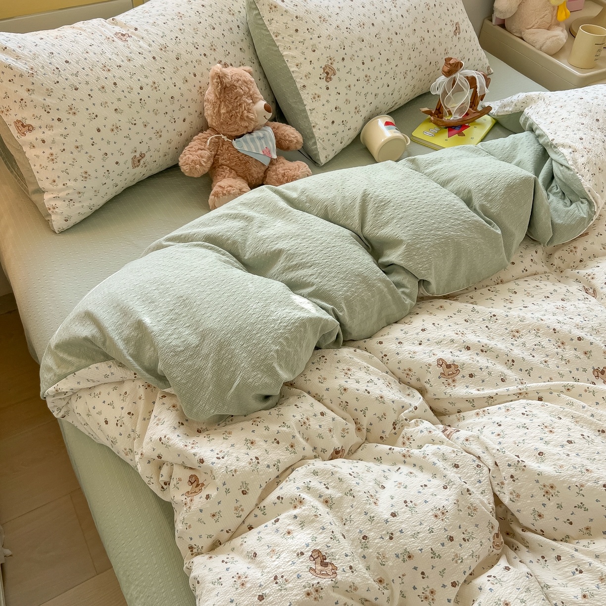 91家纺网 家纺一手货源 找家纺 韩巢家纺 2026新款泡芙纱四件套 木马小花团