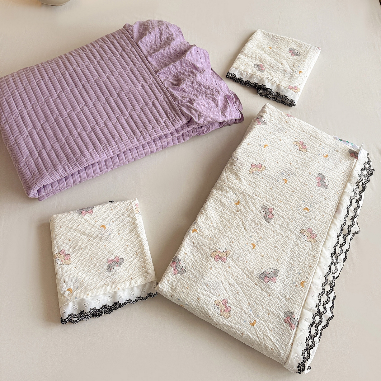 91家纺网 家纺一手货源 找家纺 富米莱（原臻工厂） 2026春夏新款云感泡芙棉复古法式花边床盖床裙被套夏凉被四件套一小红书推荐 复古花边-星月狗狗