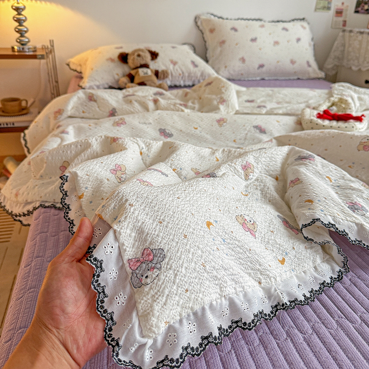 91家纺网 家纺一手货源 找家纺 富米莱（原臻工厂） 2026春夏新款云感泡芙棉复古法式花边床盖床裙被套夏凉被四件套一小红书推荐 复古花边-星月狗狗