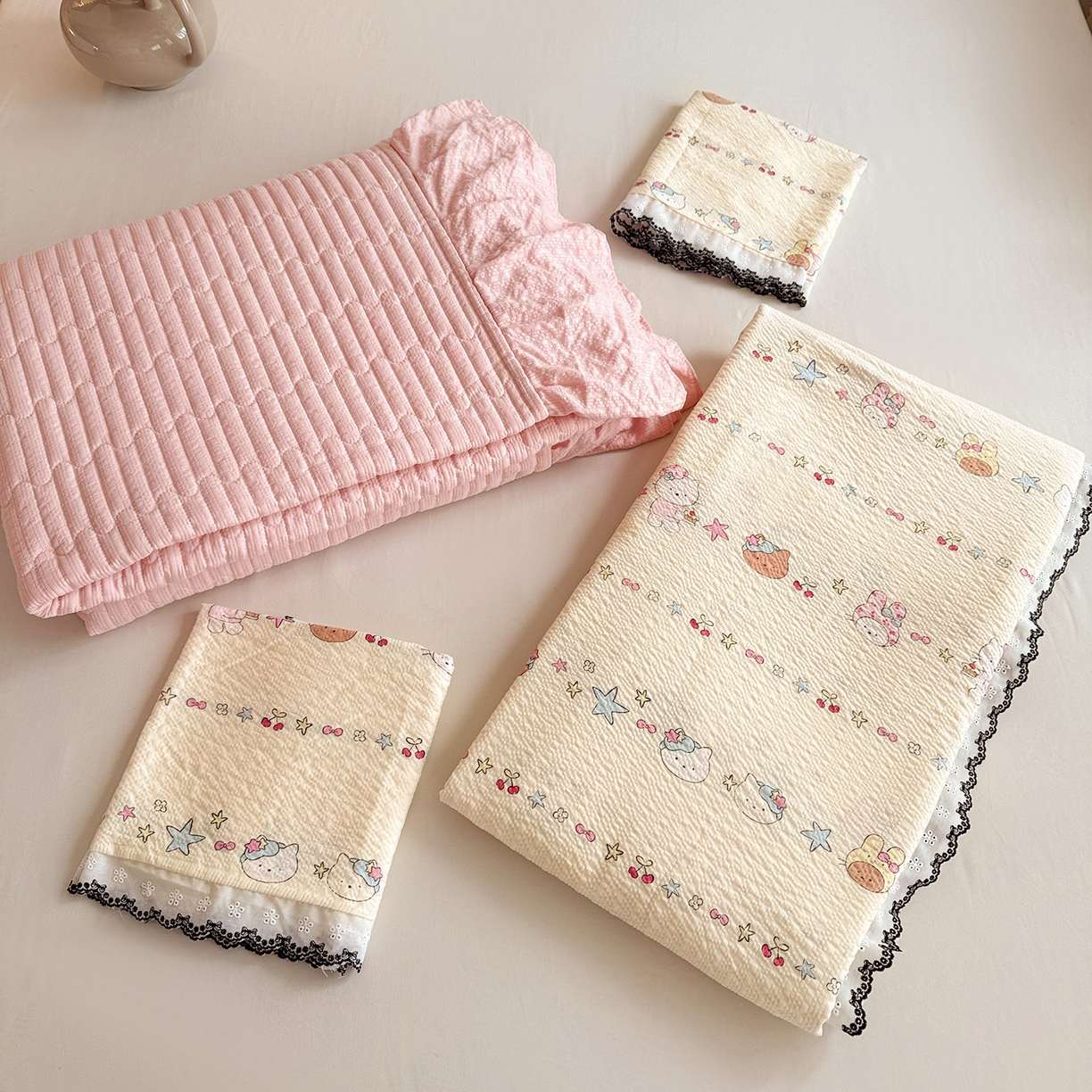 91家纺网 家纺一手货源 找家纺 富米莱（原臻工厂） 2026春夏新款云感泡芙棉复古法式花边床盖床裙被套夏凉被四件套一小红书推荐 复古花边-星月童话