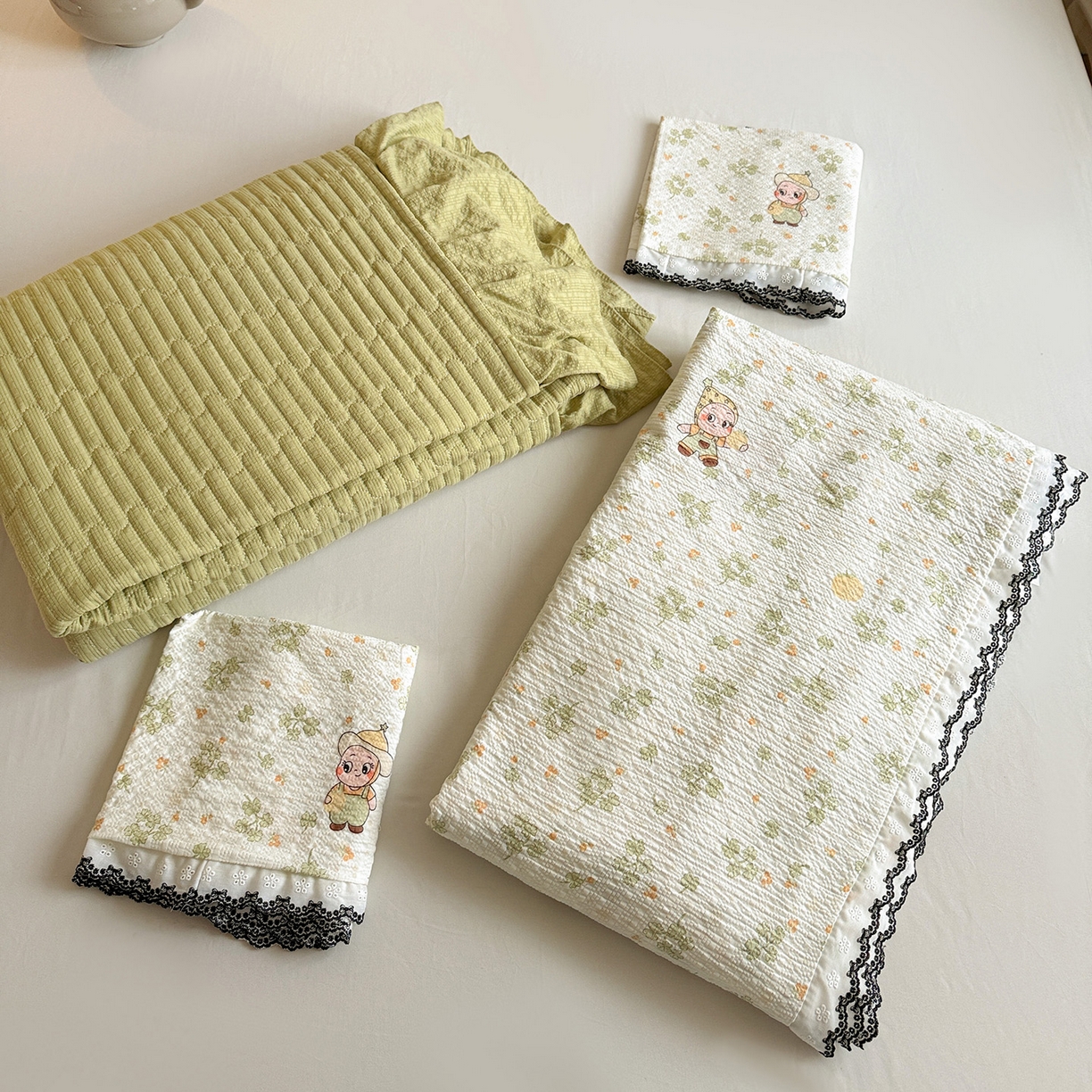 91家纺网 家纺一手货源 找家纺 富米莱（原臻工厂） 2026春夏新款云感泡芙棉复古法式花边床盖床裙被套夏凉被四件套一小红书推荐 复古花边-幸运草语