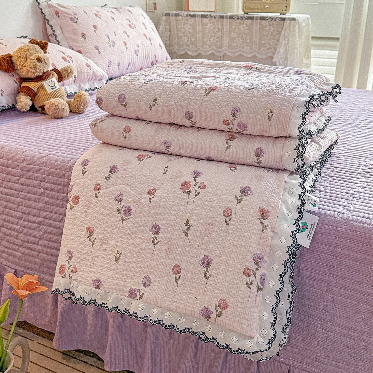 91家纺网 家纺一手货源 找家纺 富米莱（原臻工厂） 2026春夏新款云感泡芙棉复古法式花边床盖床裙被套夏凉被四件套一小红书推荐 复古花边-紫玫瑰