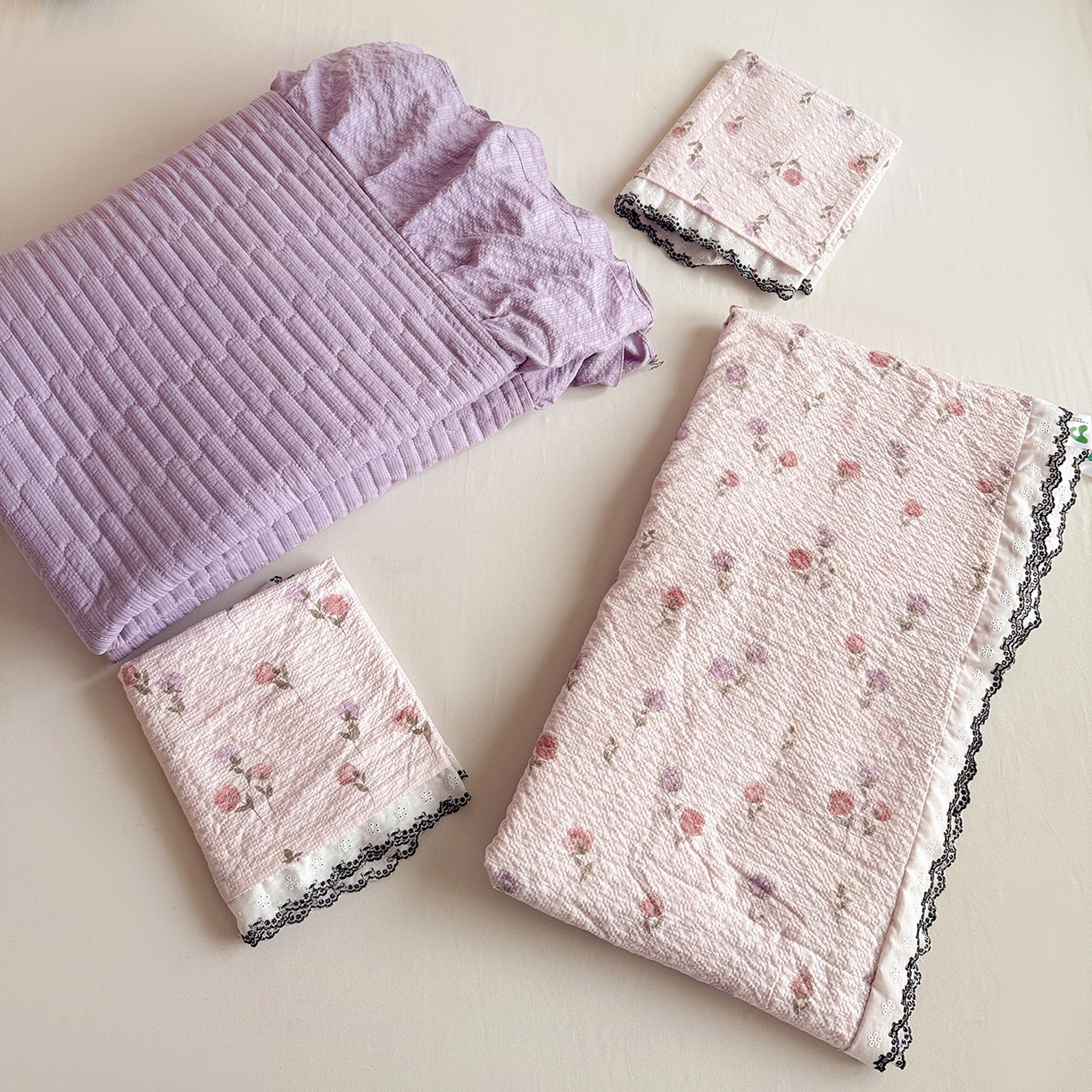 91家纺网 家纺一手货源 找家纺 富米莱（原臻工厂） 2026春夏新款云感泡芙棉复古法式花边床盖床裙被套夏凉被四件套一小红书推荐 复古花边-紫玫瑰