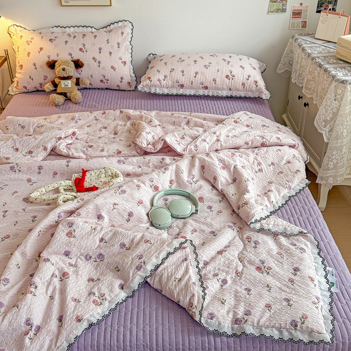 91家纺网 家纺一手货源 找家纺 富米莱（原臻工厂） 2026春夏新款云感泡芙棉复古法式花边床盖床裙被套夏凉被四件套一小红书推荐 复古花边-紫玫瑰