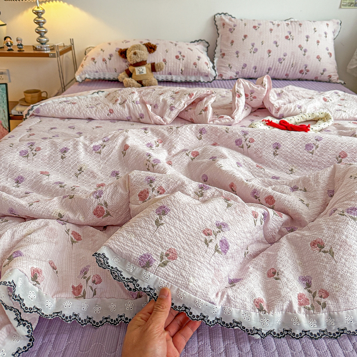 91家纺网 家纺一手货源 找家纺 富米莱（原臻工厂） 2026春夏新款云感泡芙棉复古法式花边床盖床裙被套夏凉被四件套一小红书推荐 复古花边-紫玫瑰