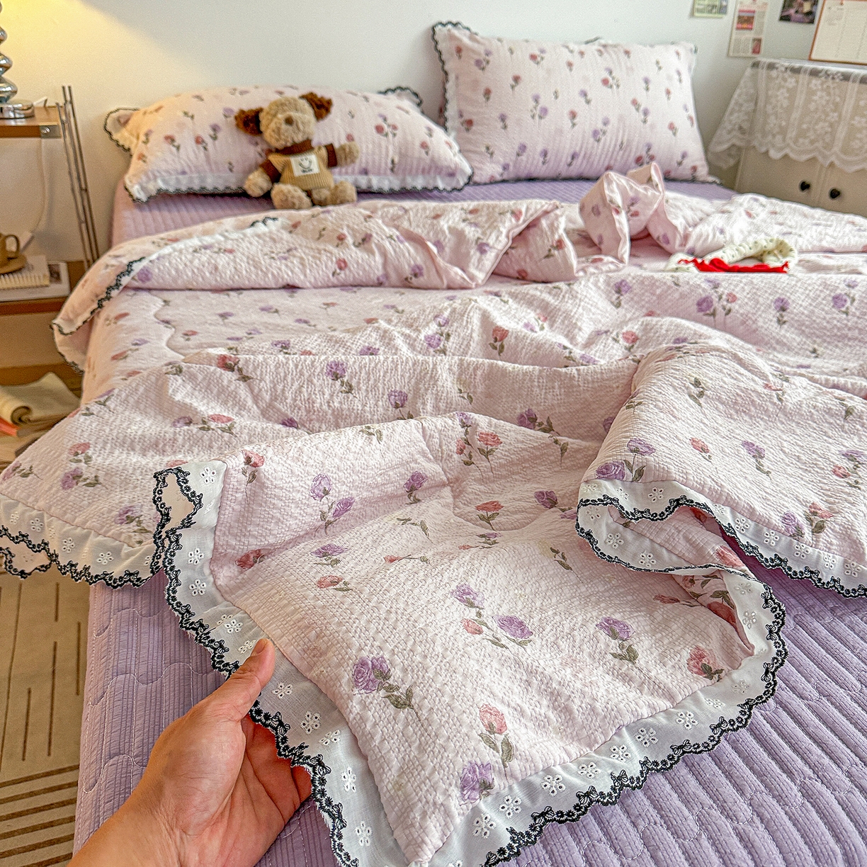 91家纺网 家纺一手货源 找家纺 富米莱（原臻工厂） 2026春夏新款云感泡芙棉复古法式花边床盖床裙被套夏凉被四件套一小红书推荐 复古花边-紫玫瑰
