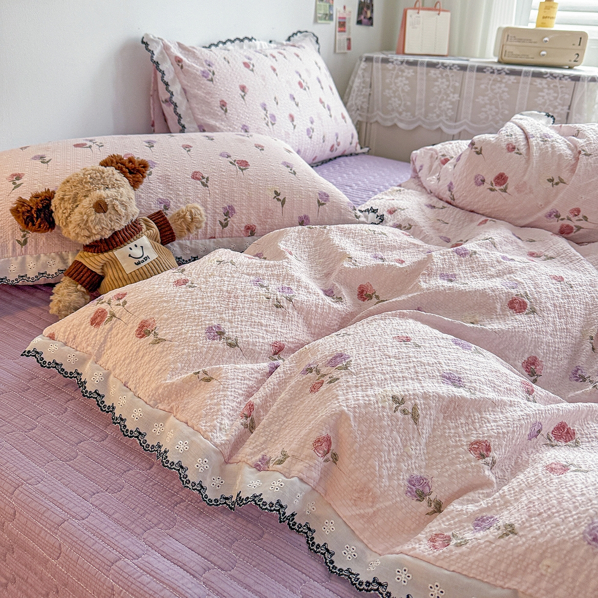 91家纺网 家纺一手货源 找家纺 富米莱（原臻工厂） 2026春夏新款云感泡芙棉复古法式花边床盖床裙被套夏凉被四件套一小红书推荐 复古花边-紫玫瑰
