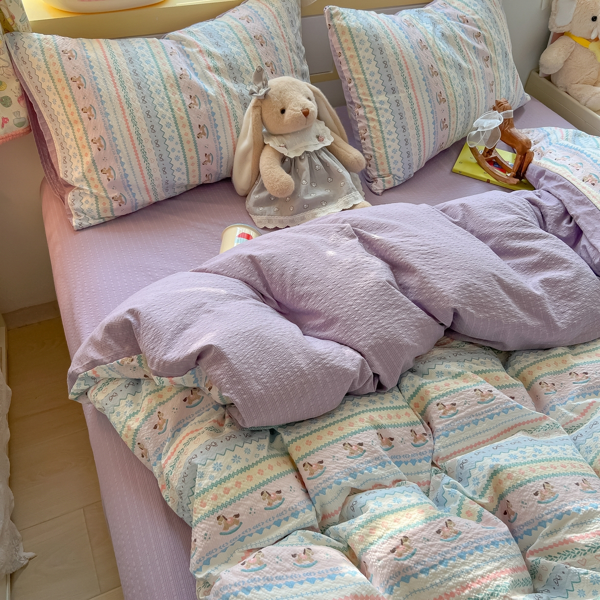 91家纺网 家纺一手货源 找家纺 韩巢家纺 2026新款泡芙纱四件套 甜心木马卷