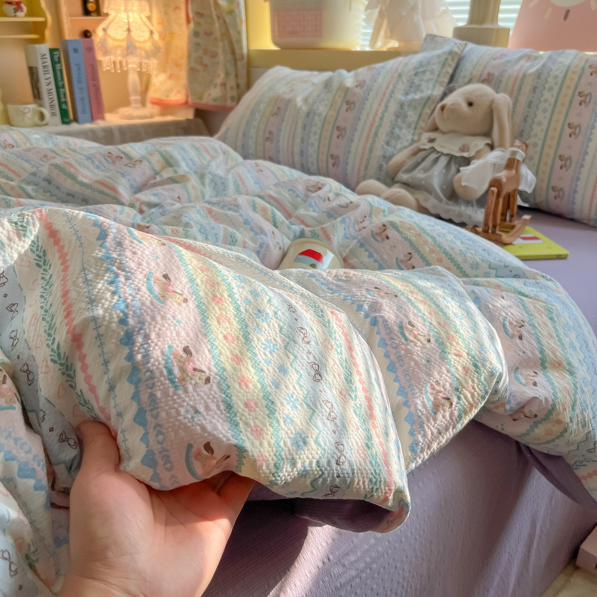 91家纺网 家纺一手货源 找家纺 韩巢家纺 2026新款泡芙纱四件套 甜心木马卷