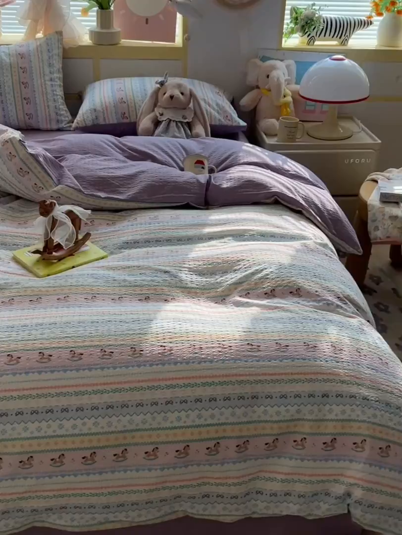 91家纺网 家纺一手货源 找家纺 韩巢家纺 2026新款泡芙纱四件套 甜心木马卷