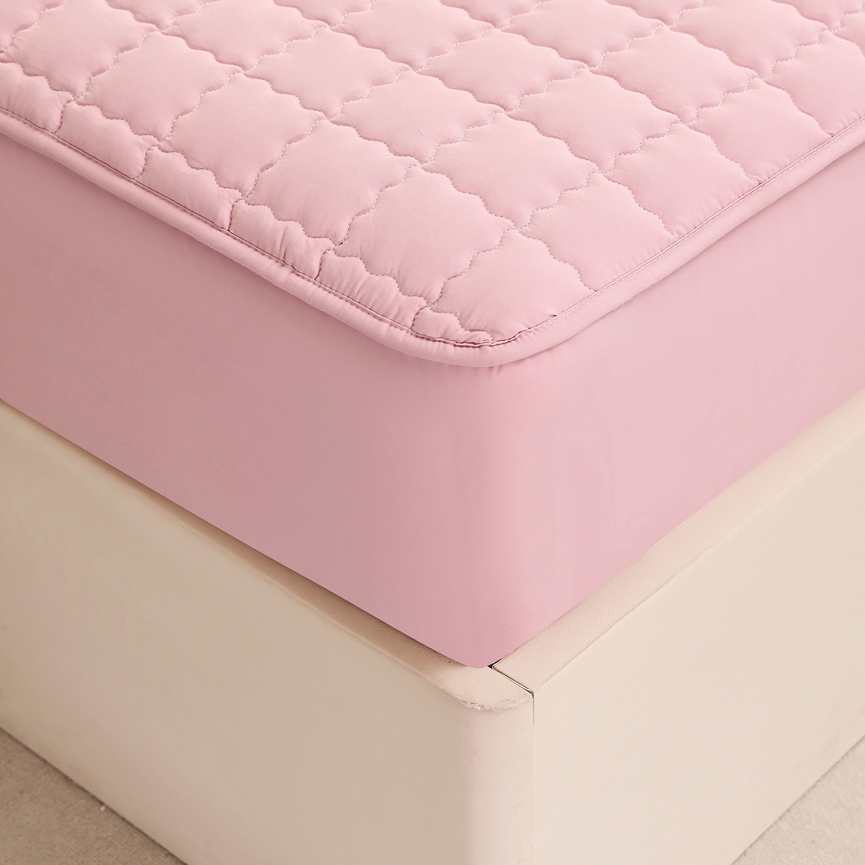 91家纺网 家纺一手货源 找家纺 彩亿家纺 2026新款A类古法水洗仿棉夹棉床笠三件套床垫保护套四季通用床罩-波浪格 波浪格-樱花粉