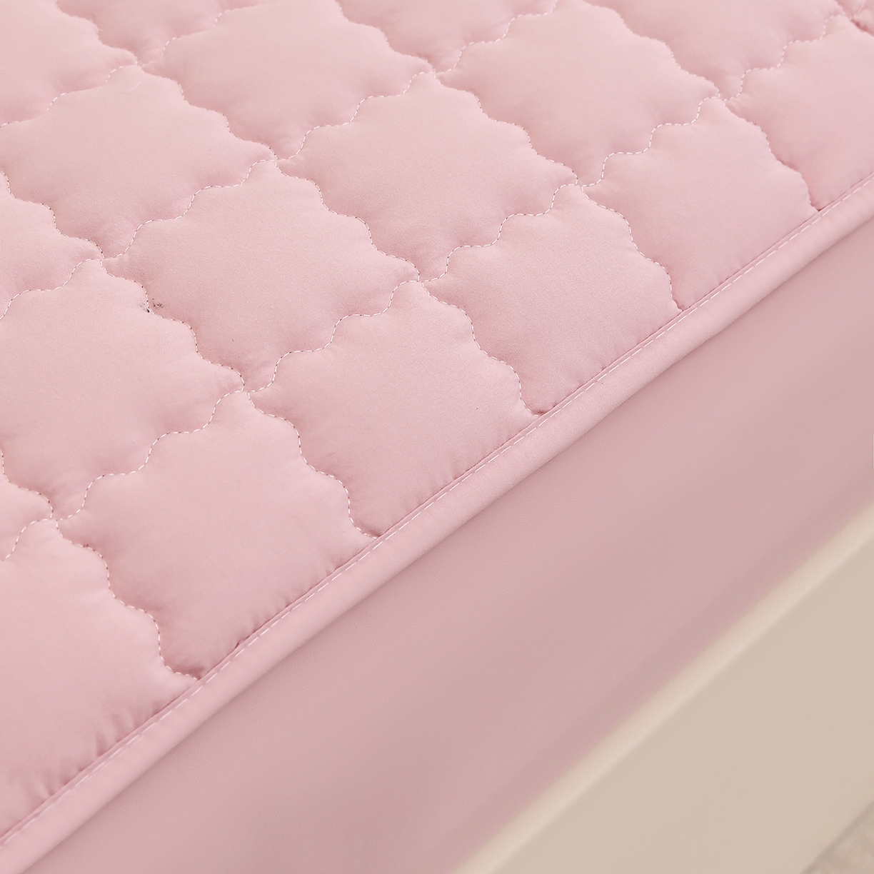 91家纺网 家纺一手货源 找家纺 彩亿家纺 2026新款A类古法水洗仿棉夹棉床笠三件套床垫保护套四季通用床罩-波浪格 波浪格-樱花粉