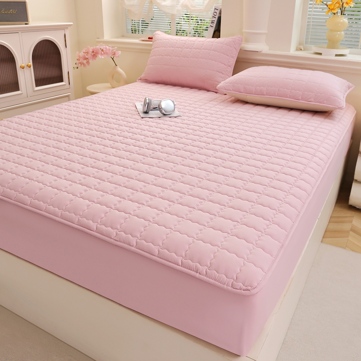 91家纺网 家纺一手货源 找家纺 彩亿家纺 2026新款A类古法水洗仿棉夹棉床笠三件套床垫保护套四季通用床罩-波浪格 波浪格-樱花粉