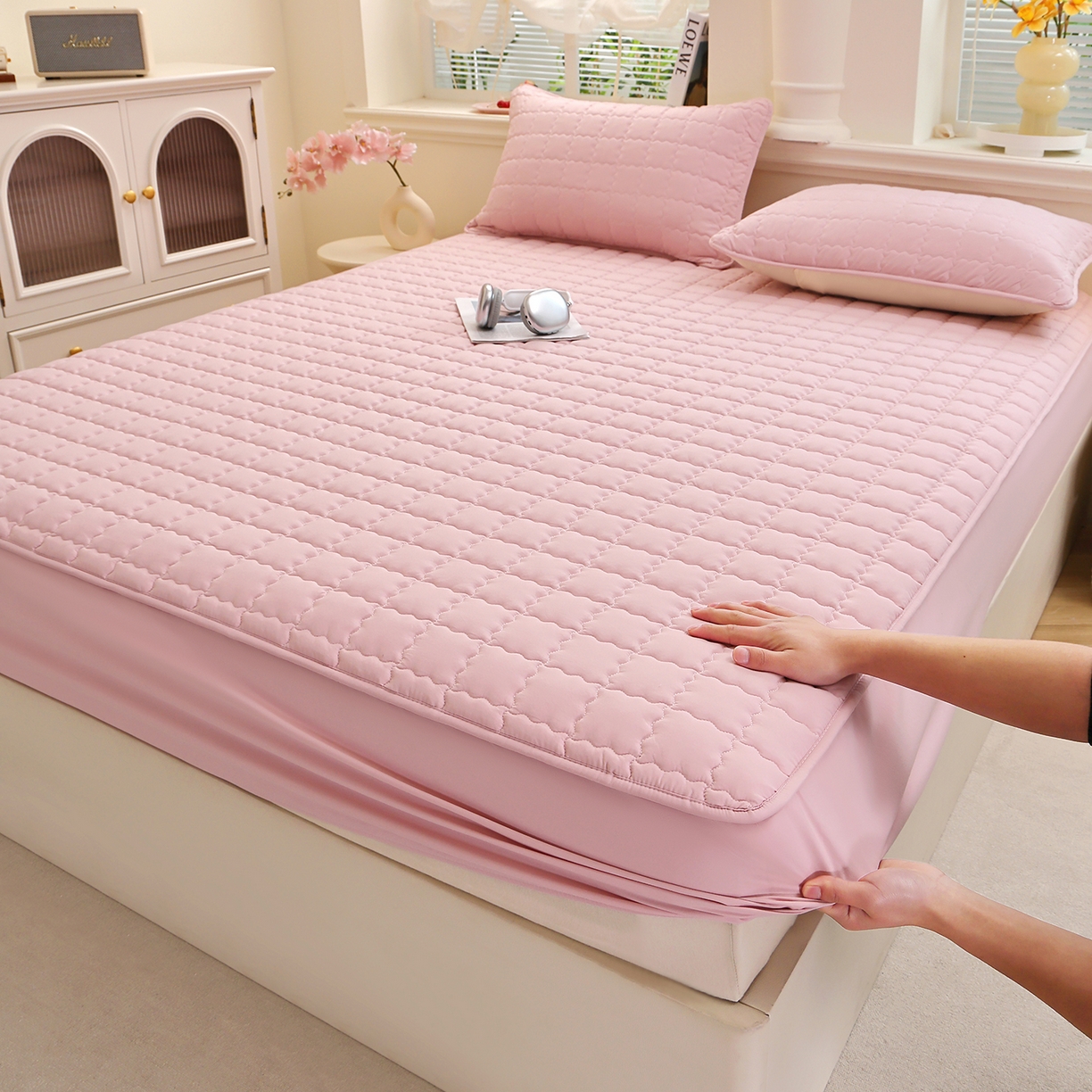 91家纺网 家纺一手货源 找家纺 彩亿家纺 2026新款A类古法水洗仿棉夹棉床笠三件套床垫保护套四季通用床罩-波浪格 波浪格-樱花粉