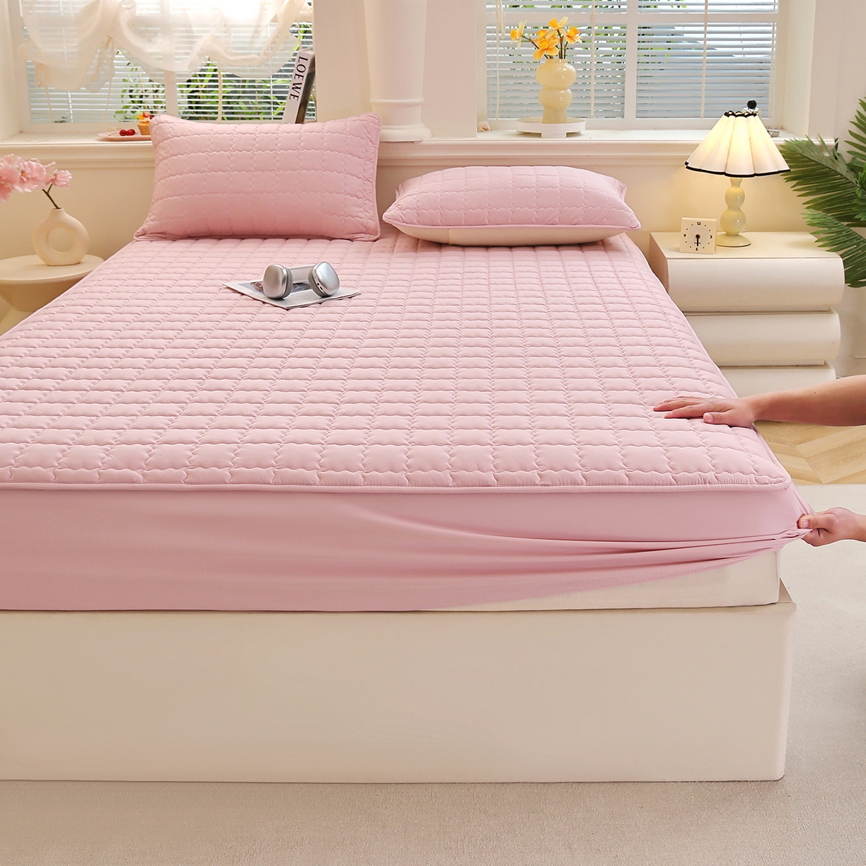 91家纺网 家纺一手货源 找家纺 彩亿家纺 2026新款A类古法水洗仿棉夹棉床笠三件套床垫保护套四季通用床罩-波浪格 波浪格-樱花粉