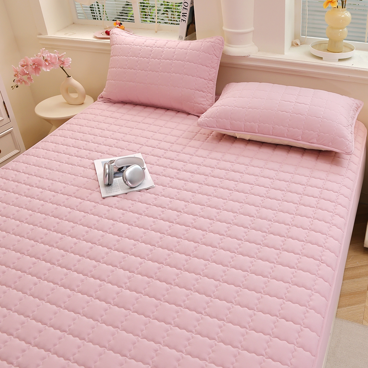 91家纺网 家纺一手货源 找家纺 彩亿家纺 2026新款A类古法水洗仿棉夹棉床笠三件套床垫保护套四季通用床罩-波浪格 波浪格-樱花粉