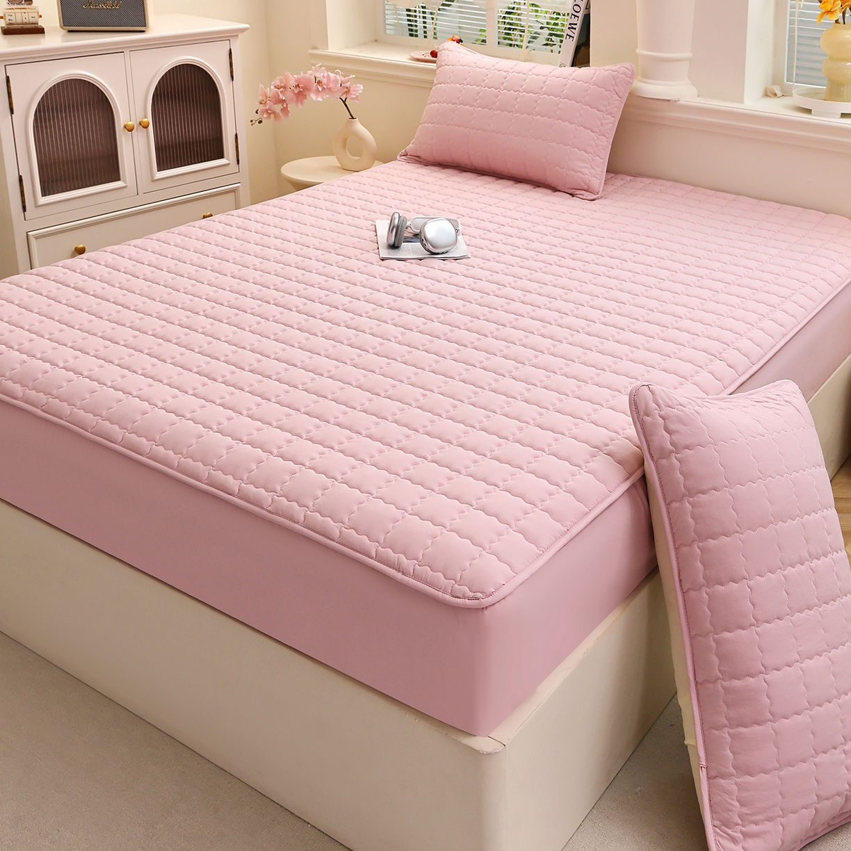 91家纺网 家纺一手货源 找家纺 彩亿家纺 2026新款A类古法水洗仿棉夹棉床笠三件套床垫保护套四季通用床罩-波浪格 波浪格-樱花粉