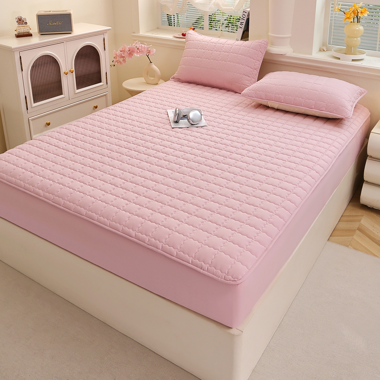 91家纺网 家纺一手货源 找家纺 彩亿家纺 2026新款A类古法水洗仿棉夹棉床笠三件套床垫保护套四季通用床罩-波浪格 波浪格-樱花粉