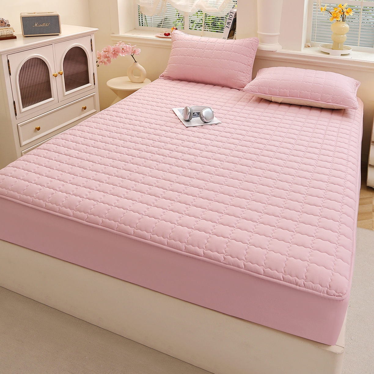 91家纺网 家纺一手货源 找家纺 彩亿家纺 2026新款A类古法水洗仿棉夹棉床笠三件套床垫保护套四季通用床罩-波浪格 波浪格-樱花粉