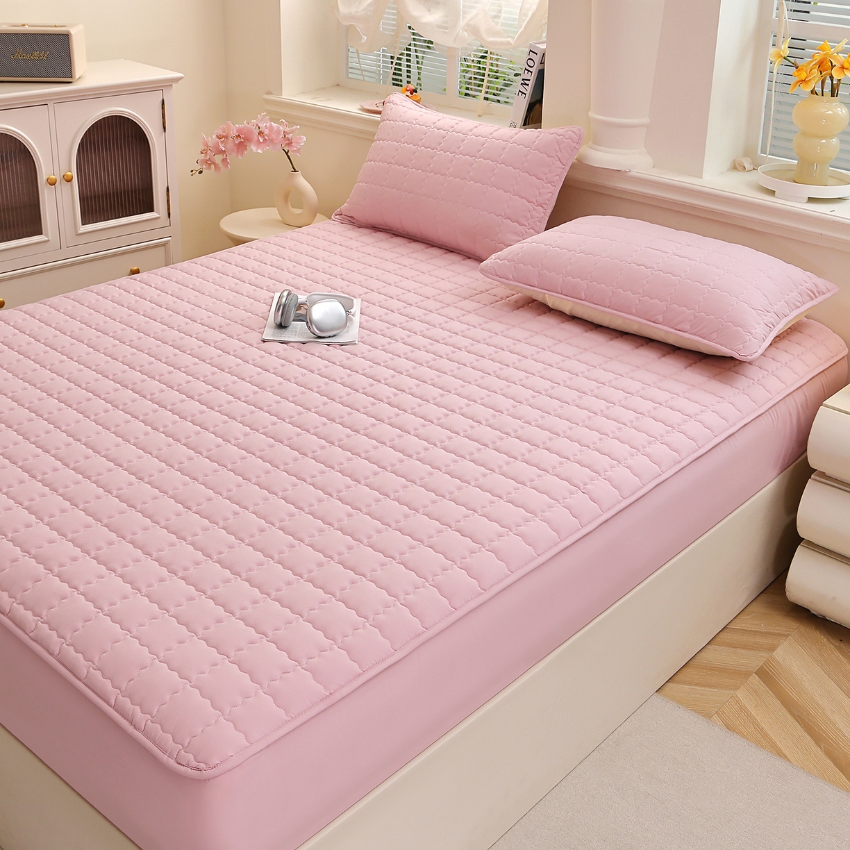 91家纺网 家纺一手货源 找家纺 彩亿家纺 2026新款A类古法水洗仿棉夹棉床笠三件套床垫保护套四季通用床罩-波浪格 波浪格-樱花粉