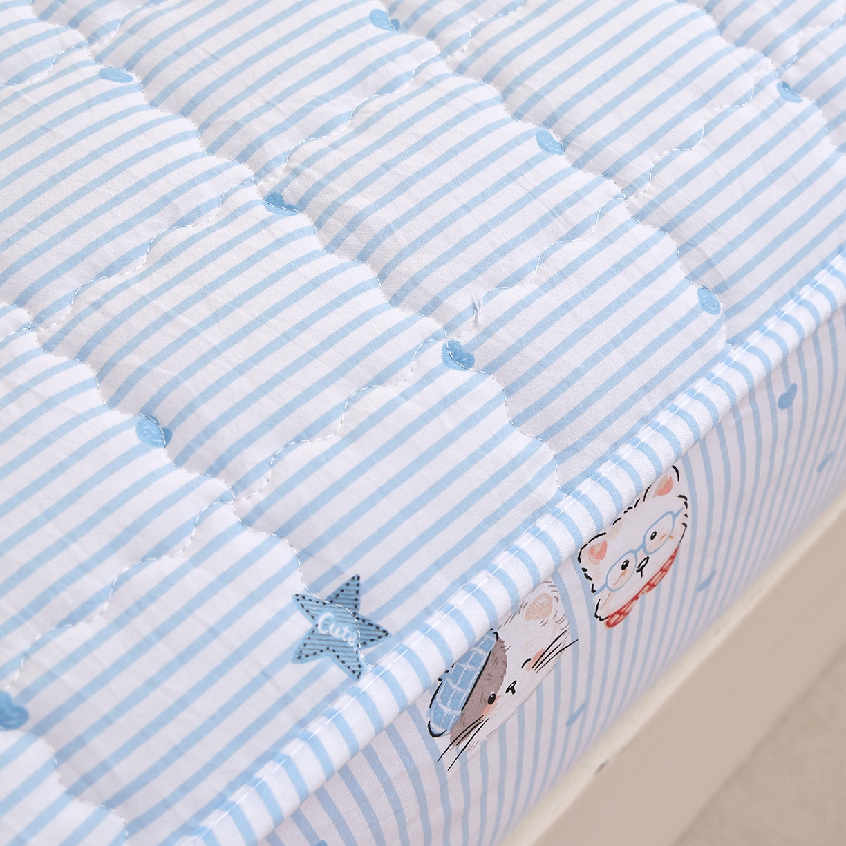 91家纺网 家纺一手货源 找家纺 彩亿家纺 2026新款A类古法水洗仿棉夹棉床笠三件套床垫保护套四季通用床罩-波浪格 波浪格-猫猫乐园