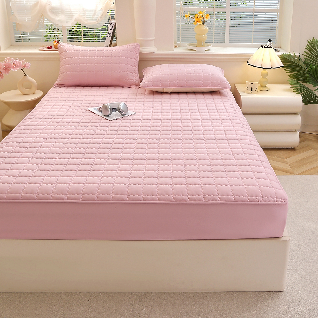 91家纺网 家纺一手货源 找家纺 彩亿家纺 2026新款A类古法水洗仿棉夹棉床笠三件套床垫保护套四季通用床罩-波浪格 波浪格-樱花粉