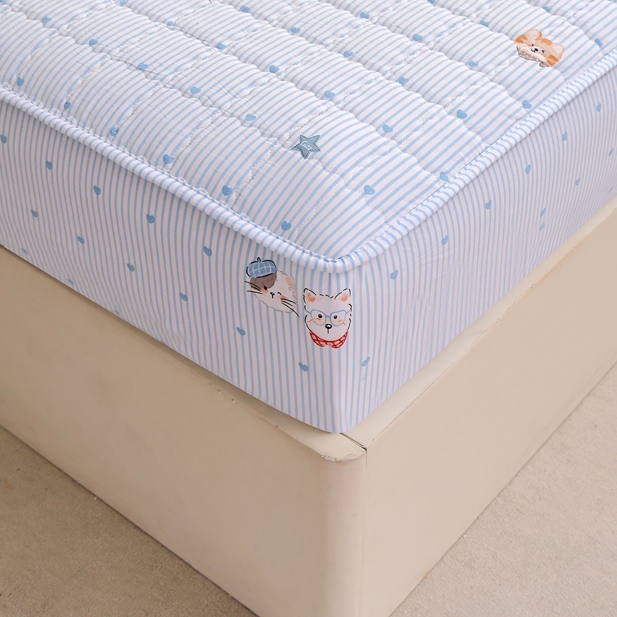 91家纺网 家纺一手货源 找家纺 彩亿家纺 2026新款A类古法水洗仿棉夹棉床笠三件套床垫保护套四季通用床罩-波浪格 波浪格-猫猫乐园