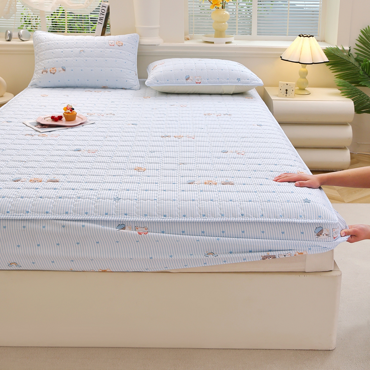 91家纺网 家纺一手货源 找家纺 彩亿家纺 2026新款A类古法水洗仿棉夹棉床笠三件套床垫保护套四季通用床罩-波浪格 波浪格-猫猫乐园