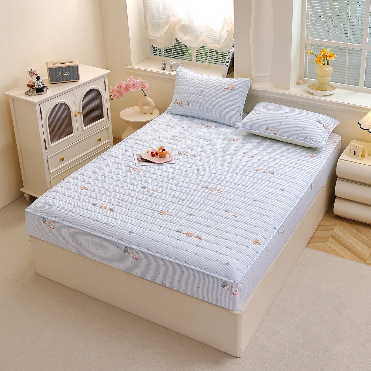 91家纺网 家纺一手货源 找家纺 彩亿家纺 2026新款A类古法水洗仿棉夹棉床笠三件套床垫保护套四季通用床罩-波浪格 波浪格-猫猫乐园