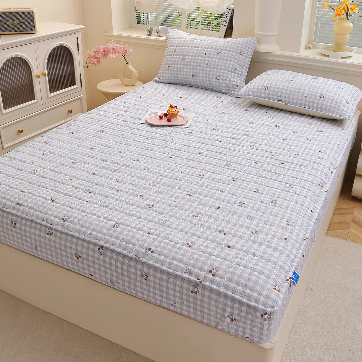 91家纺网 家纺一手货源 找家纺 彩亿家纺 2026新款A类古法水洗仿棉夹棉床笠三件套床垫保护套四季通用床罩-波浪格 波浪格-樱桃结