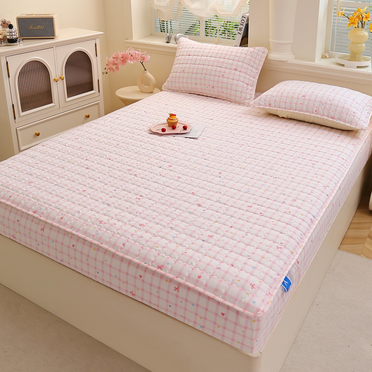 91家纺网 家纺一手货源 找家纺 彩亿家纺 2026新款A类古法水洗仿棉夹棉床笠三件套床垫保护套四季通用床罩-波浪格 波浪格-爱心格