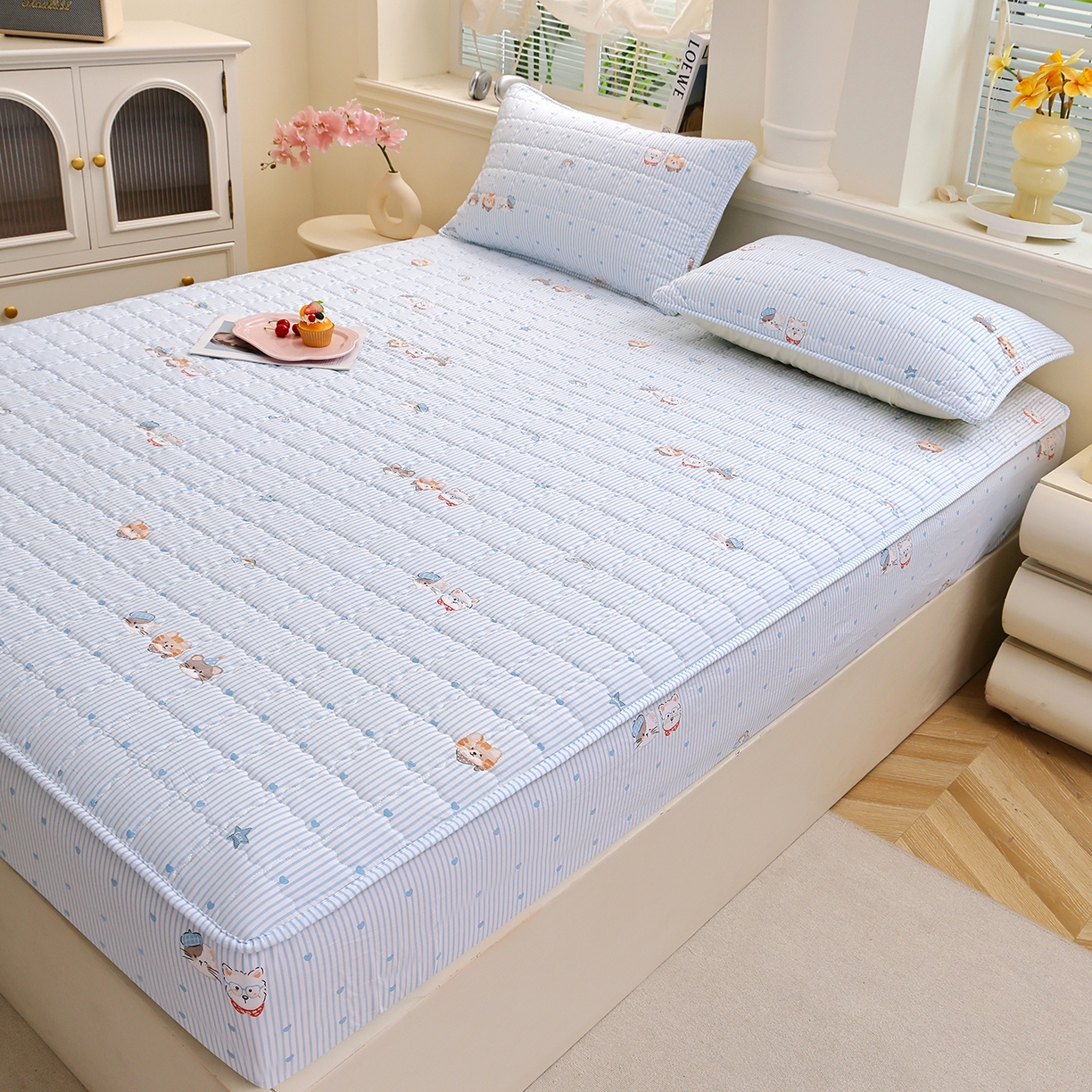 91家纺网 家纺一手货源 找家纺 彩亿家纺 2026新款A类古法水洗仿棉夹棉床笠三件套床垫保护套四季通用床罩-波浪格 波浪格-猫猫乐园