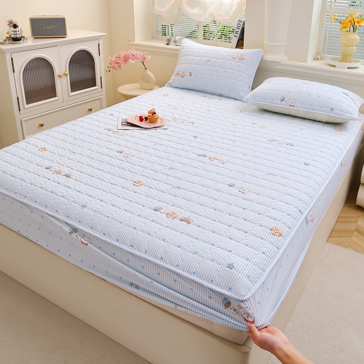 91家纺网 家纺一手货源 找家纺 彩亿家纺 2026新款A类古法水洗仿棉夹棉床笠三件套床垫保护套四季通用床罩-波浪格 波浪格-猫猫乐园